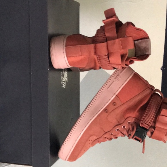 Wmns Size 10, barely worn. original box & paper. - Picture 3 of 4